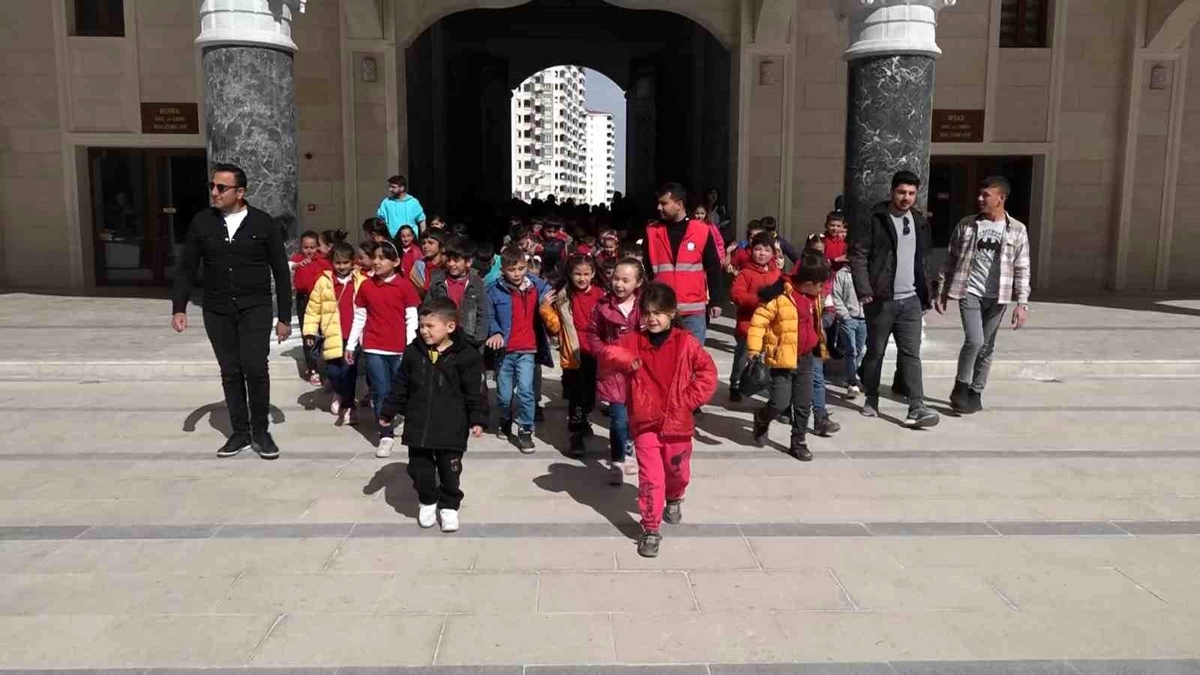 Şahinbey Belediye Başkanı Sarıkaya Köyü\'nde çocuklara unutulmaz bir gün yaşattı