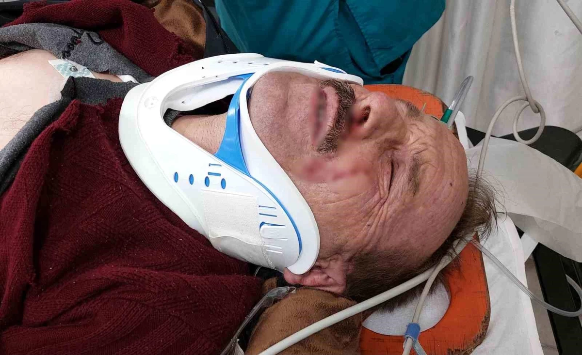 Samsun\'da Kamyonetin Karşı Şeride Geçip Devrilmesi Sonucu 4 Kişi Yaralandı