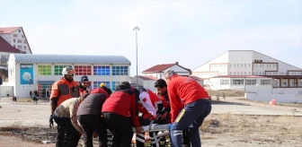 Sivas'ta kayak yapan kişi düşerek bacağını kırdı, ambulans helikopterle hastaneye kaldırıldı