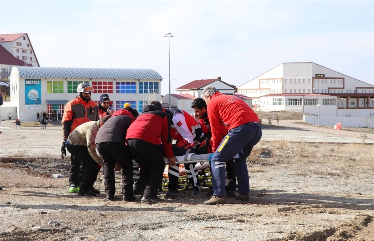 Sivas\'ta kayak yapan kişi düşerek bacağını kırdı, ambulans helikopterle hastaneye kaldırıldı