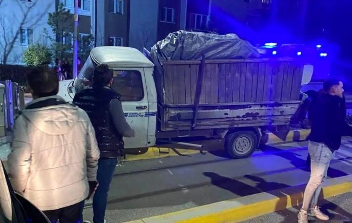 Eskişehir\'de Kamyonet Tramvay Durağına Çarptı