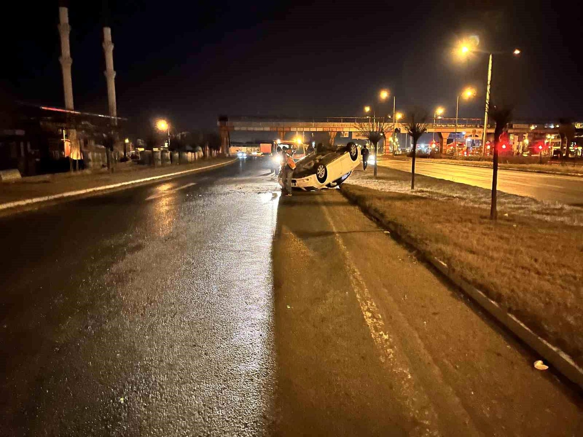 Sivas\'ta sürücüsünün kontrolünden çıkan otomobil takla attı