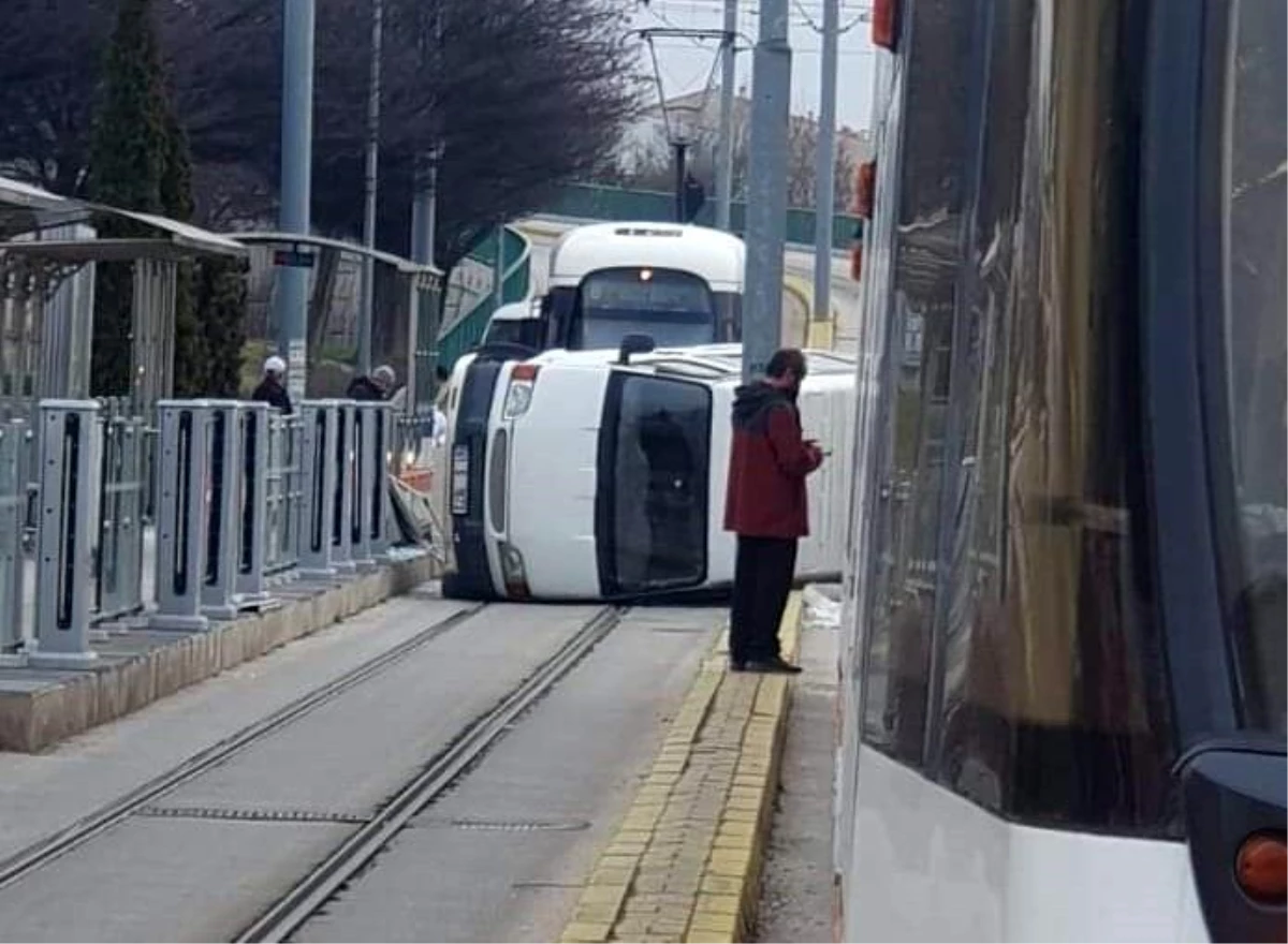Eskişehir\'de Minibüs Kazası: Tramvay Seferleri Aksadı