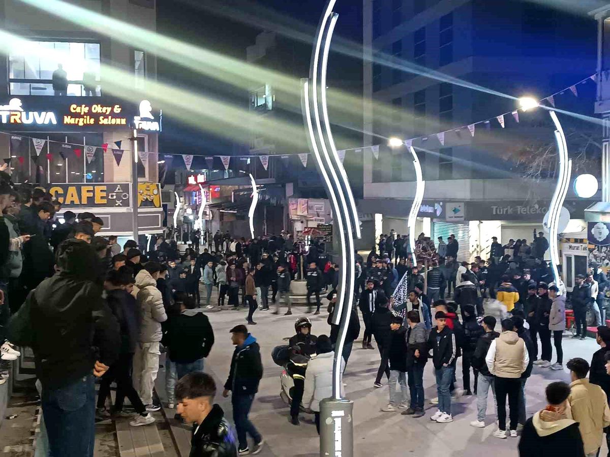 Vanlı Sarı-Kırmızılı Taraftarlar Beşiktaş-Galatasaray Derbisi Sonrası Sevinç Gösterisi Yaptı