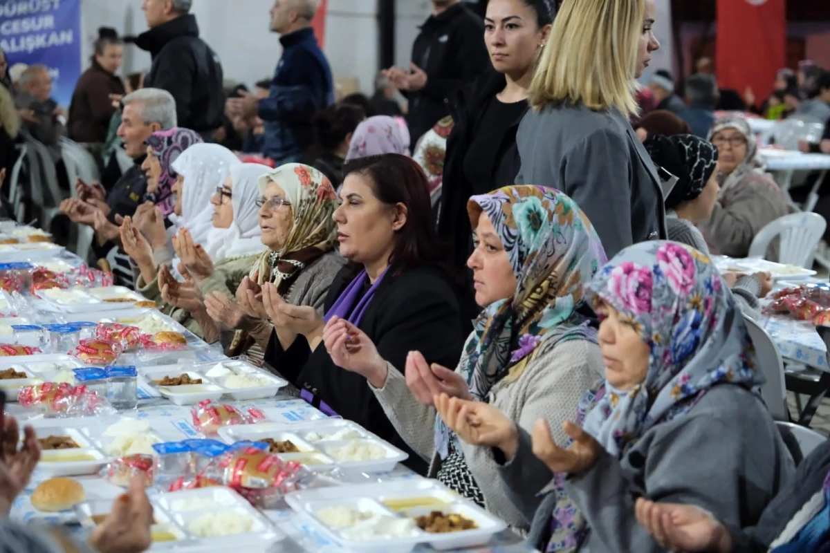 Aydın Büyükşehir Belediye Başkanı Özlem Çerçioğlu, Yavuzköy\'de Şehitler İçin Düzenlenen Yemekte Köylülerle Buluştu