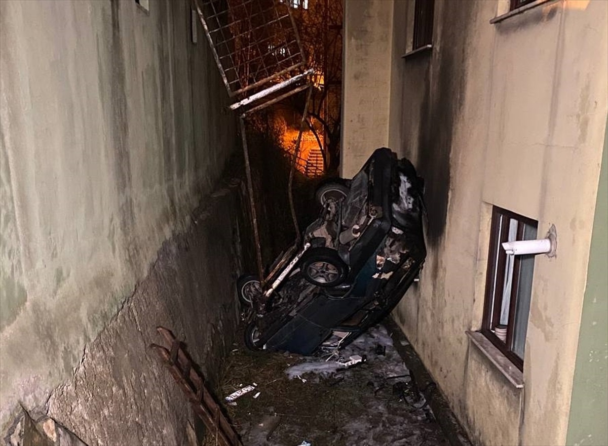 Zonguldak\'ta araç çarpması sonucu alev alan otomobilin sürücüsü yaralandı