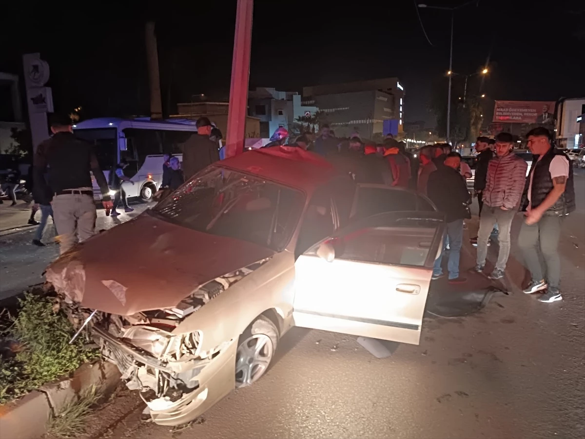 Adana\'da Kontrolden Çıkan Otomobilin Aydınlatma Direğine Çarpması Sonucu 2 Kişi Yaralandı