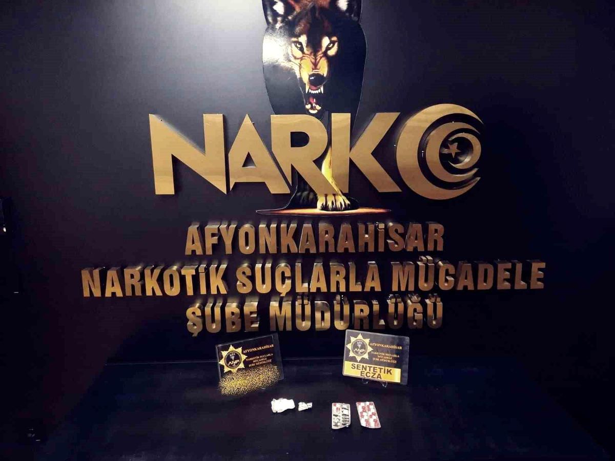 Afyonkarahisar\'da 1.32 gram uyuşturucu madde ve 16 adet hap ele geçirildi, 2 kişi gözaltına alındı