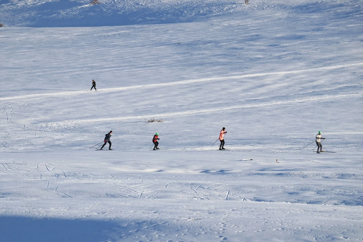 Ağrı\'da Yetenekleri Keşfedilen Sporcular Karlı Dağlarda Antrenman Yapıyor