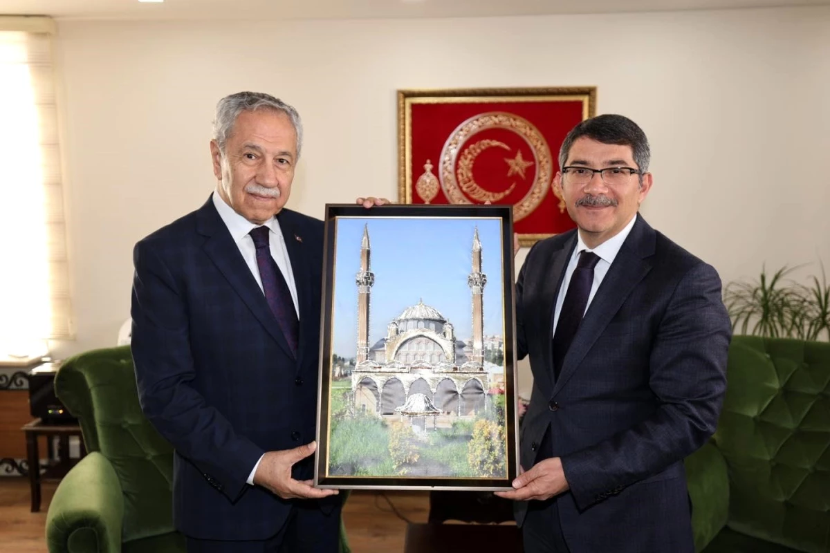 Bülent Arınç, Şehzadeler Belediye Başkanı Ömer Faruk Çelik\'e veda ziyaretinde bulundu