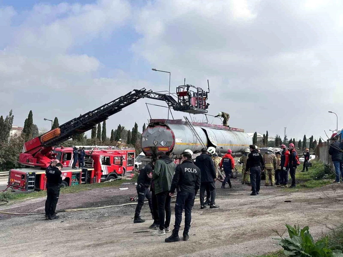 Ataşehir\'de Akaryakıt Tankerinde Yangın: 4 Yaralı