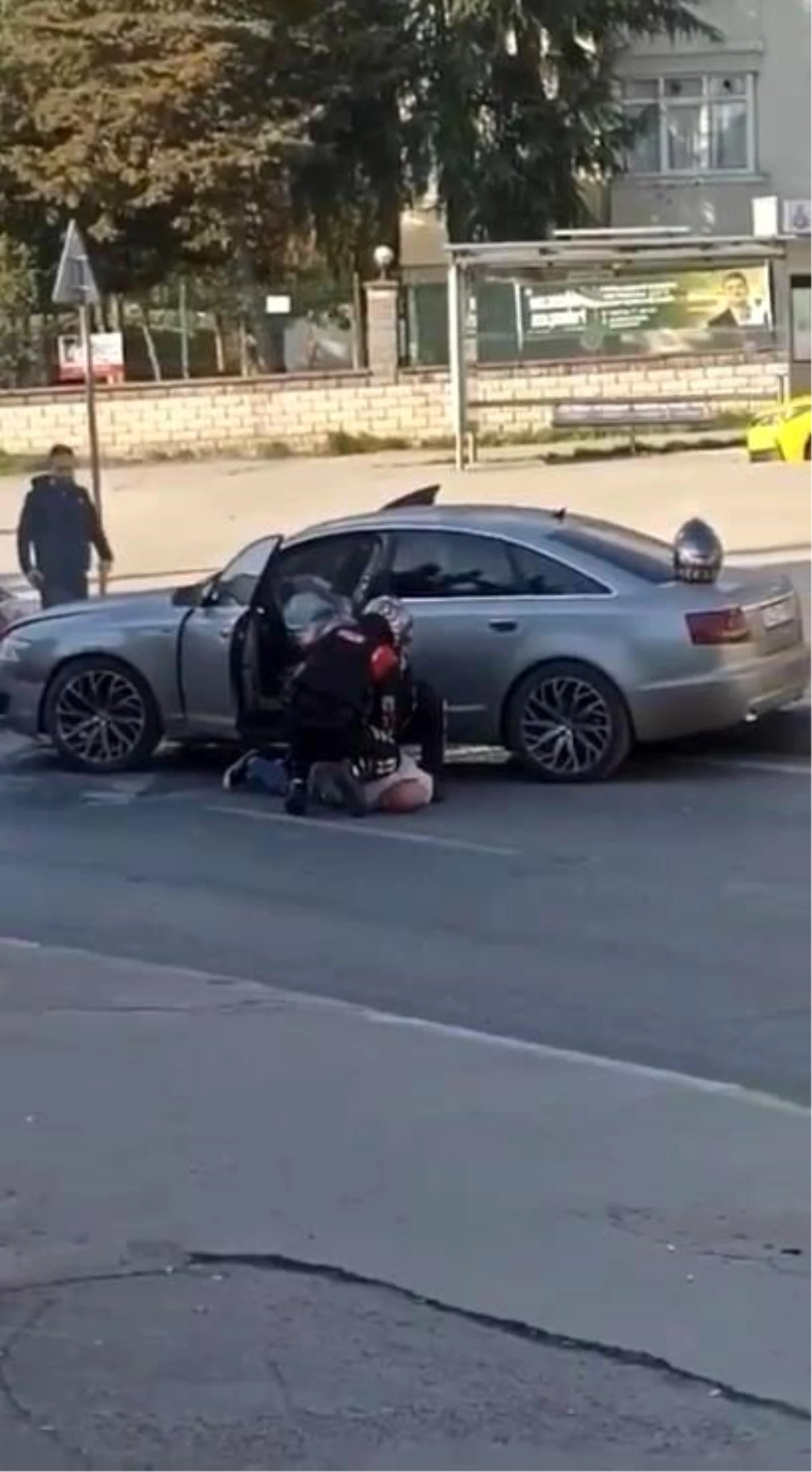 Ataşehir\'de Polis Kovalamacası: Sürücü Ters Yöne Girip Araça Çarptı