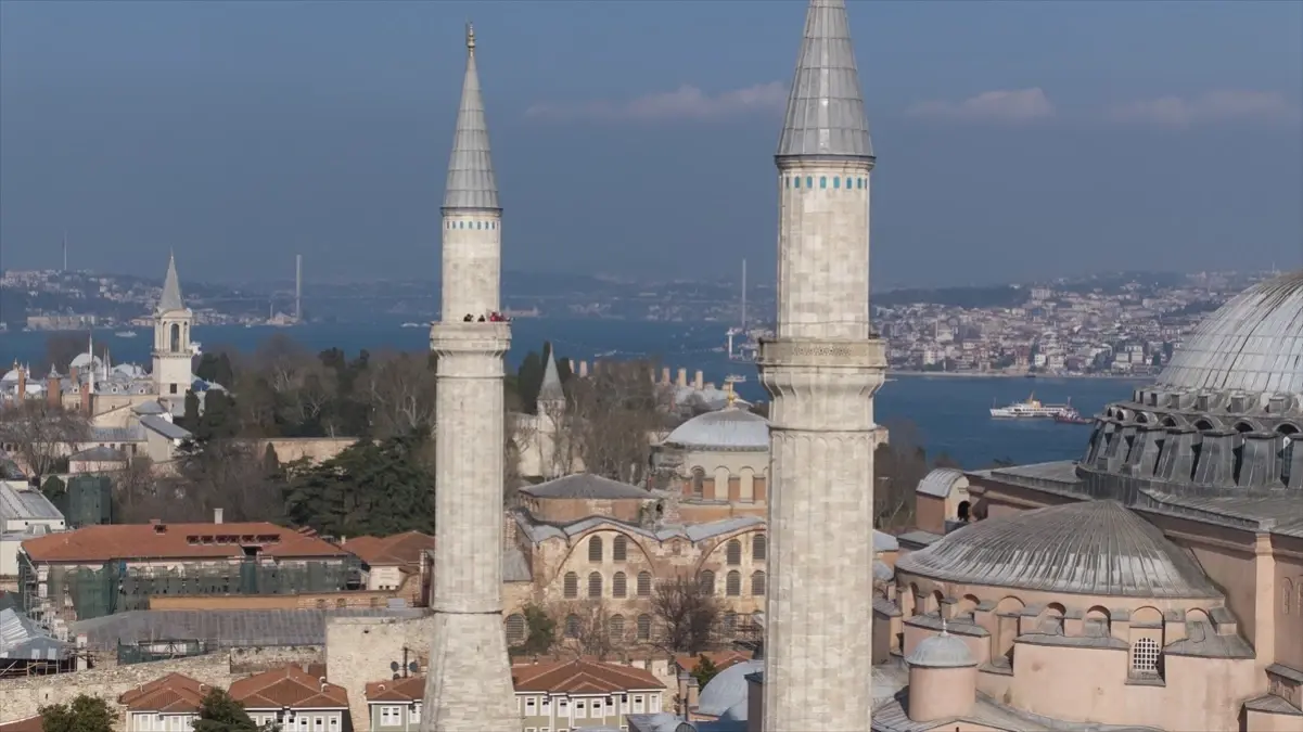 Ayasofya-i Kebir Cami-i Şerifi Minarelerine Mahya Asıldı