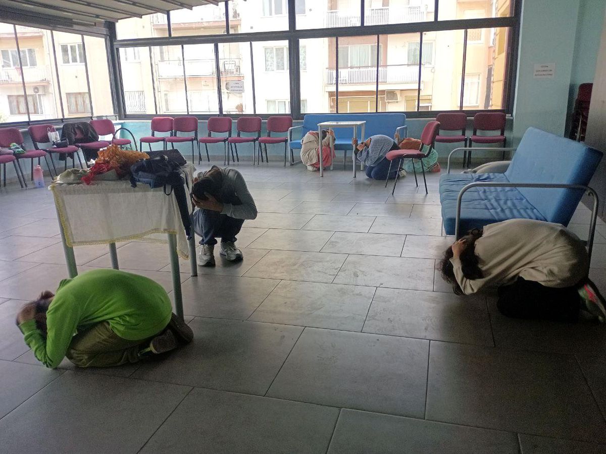 Aydın Gençlik Merkezi\'nde gerçekleştirilen deprem anı tatbikatı