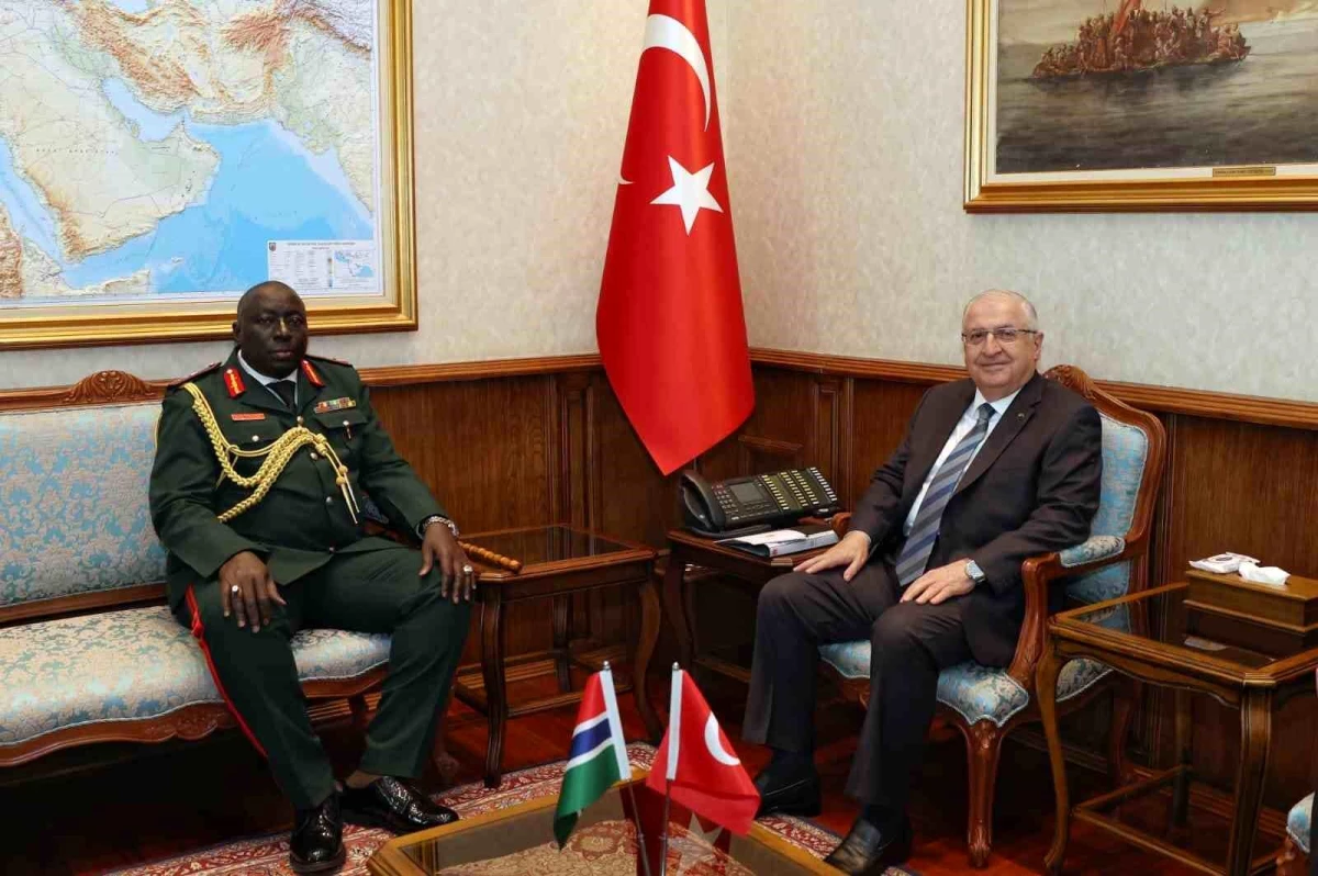 Milli Savunma Bakanı Yaşar Güler, Gambiya Genelkurmay Başkanı Tümgeneral Mamat OA Cham\'ı kabul etti