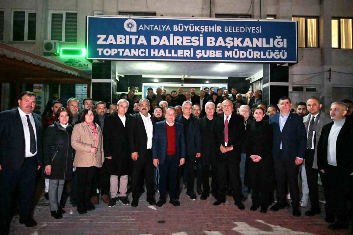 Antalya Büyükşehir Belediye Başkanı Muhittin Böcek, hal esnafıyla buluştu