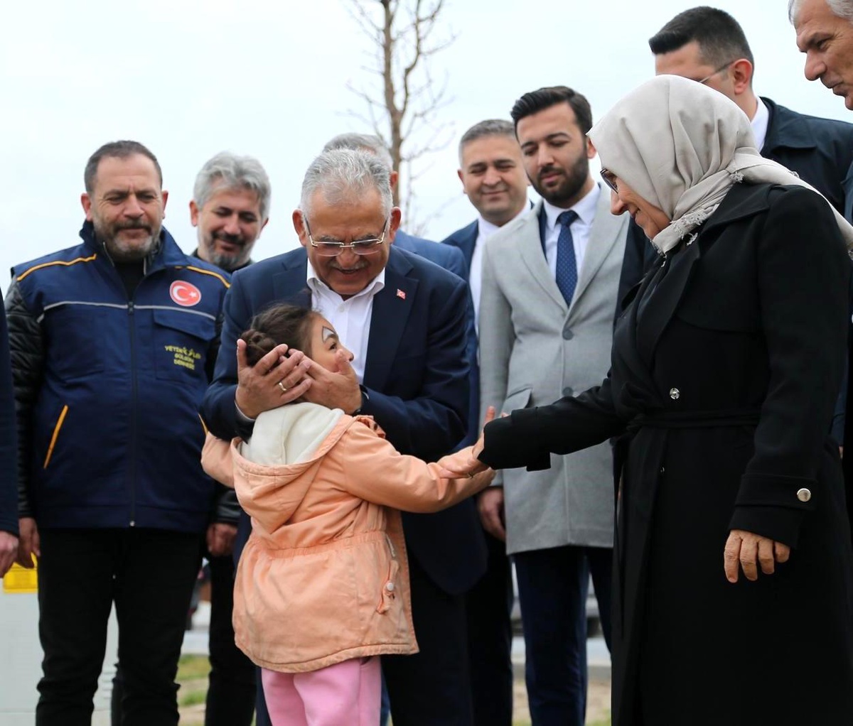 Kayseri Büyükşehir Belediye Başkanı Yetim Kardeşler Çocuk Şenliği\'ne Katıldı