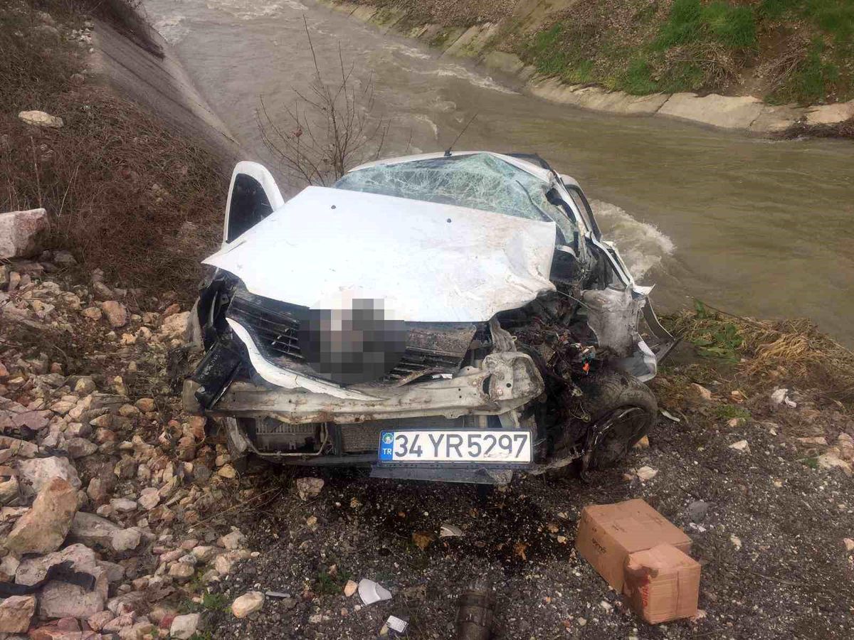 Bilecik\'te araç dereye uçtu: 3 kişi yaralandı