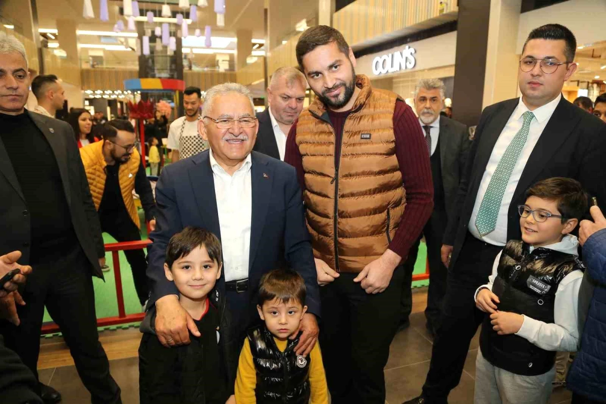 Kayseri Büyükşehir Belediye Başkanı Kumsmall Alışveriş Merkezi\'ni Ziyaret Etti