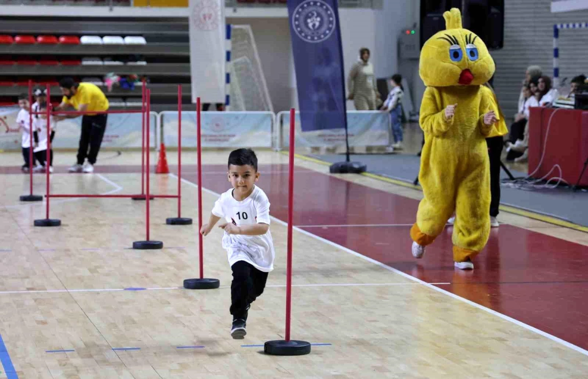 Sivas\'ta Anaokulu Öğrencileri ve Velilerine Yönelik Spor Şenliği Düzenlendi