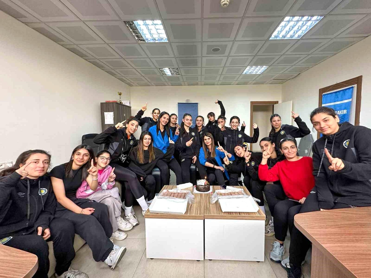 Diyarbakır Büyükşehir Belediyesi Kadın Voleybol Takımı Bölgesel Kadın Voleybol Ligi\'nde Şampiyon Oldu
