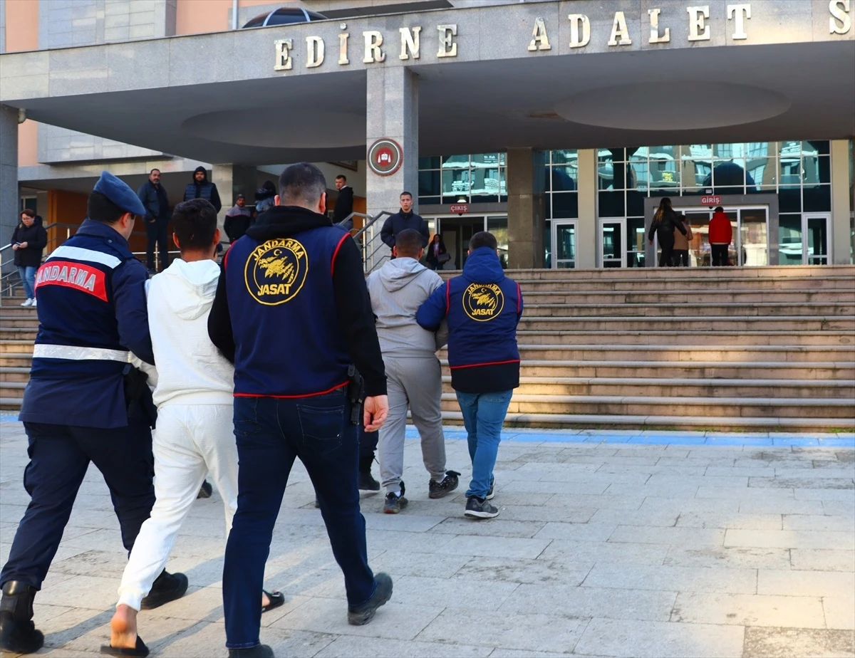 Edirne\'de 154 suçtan aranma kaydı olan firari Yunanistan\'a kaçmaya çalışırken sınırda yakalandı