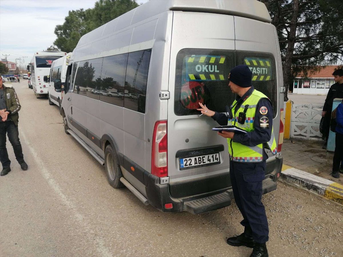 Edirne\'de jandarma ekipleri okul servislerini denetledi