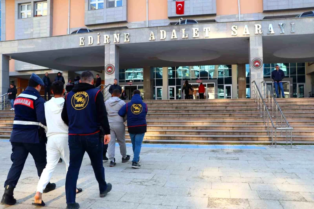 Edirne İl Jandarma Komutanlığı, suç kaydı bulunan iki şüpheliyi yakaladı