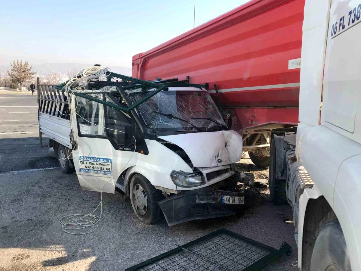 Elazığ\'da pikap kamyonun altına girdi: 3 yaralı
