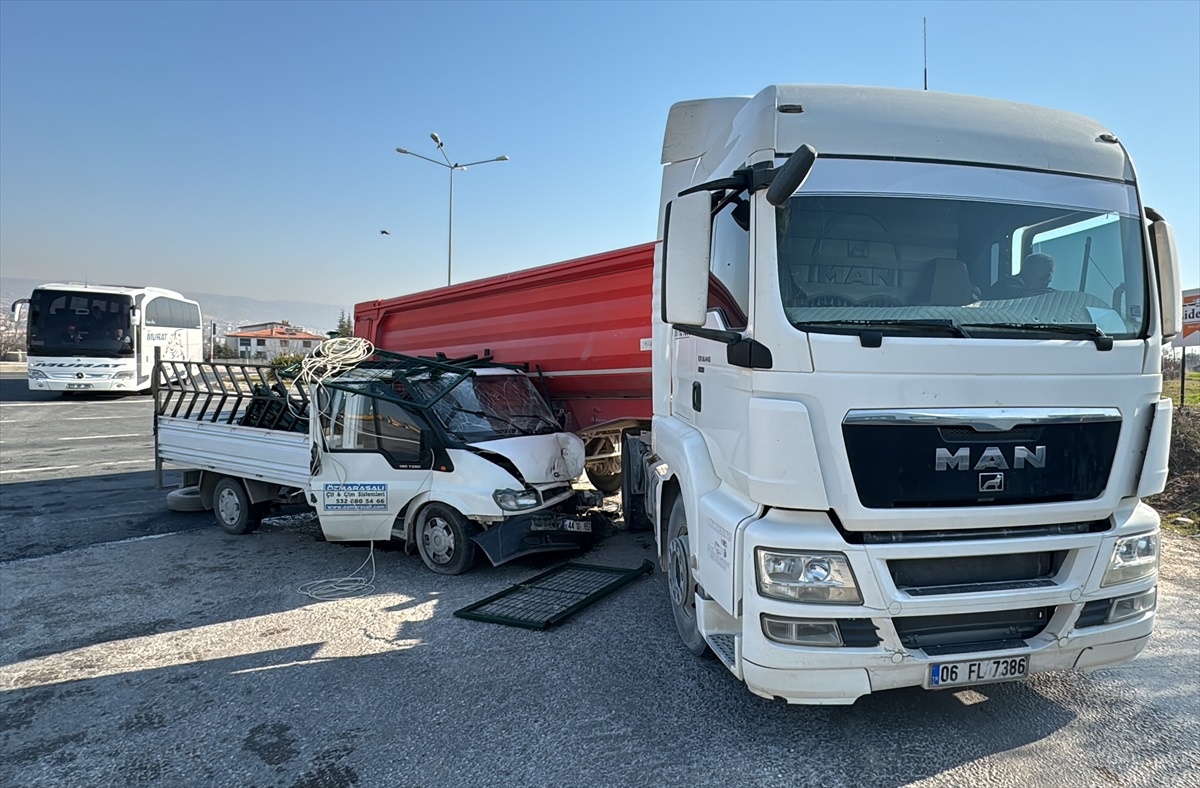 Elazığ\'da tır ile kamyonetin çarpışması sonucu 3 kişi yaralandı