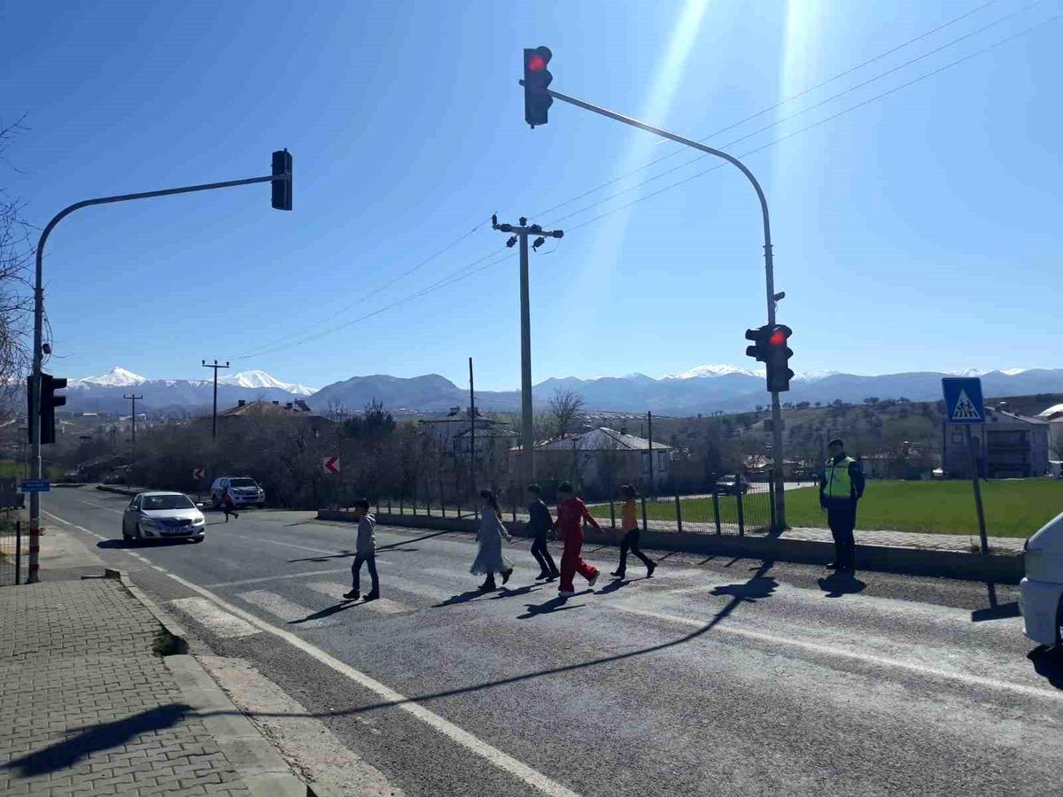 Elazığ\'da İl Jandarma Komutanlığı Trafik Ekipleri Tarafından Eğitim Semineri Verildi