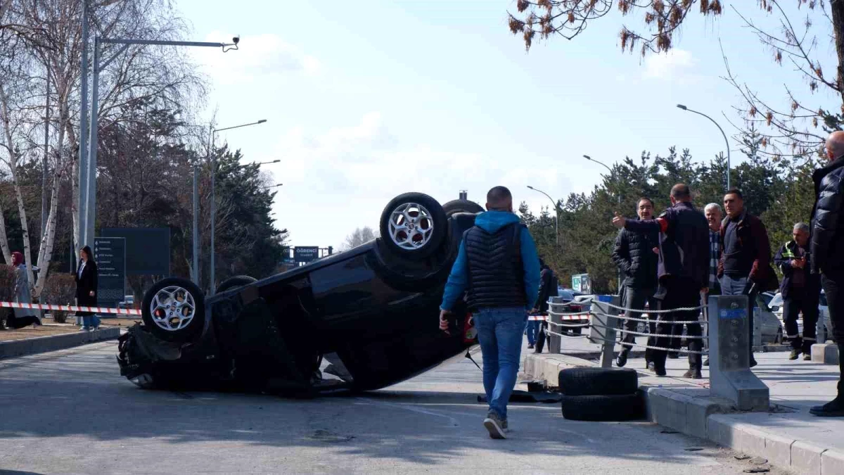 Erzurum\'da Atatürk Üniversitesi Kampüsü Girişinde Araç Takla Attı