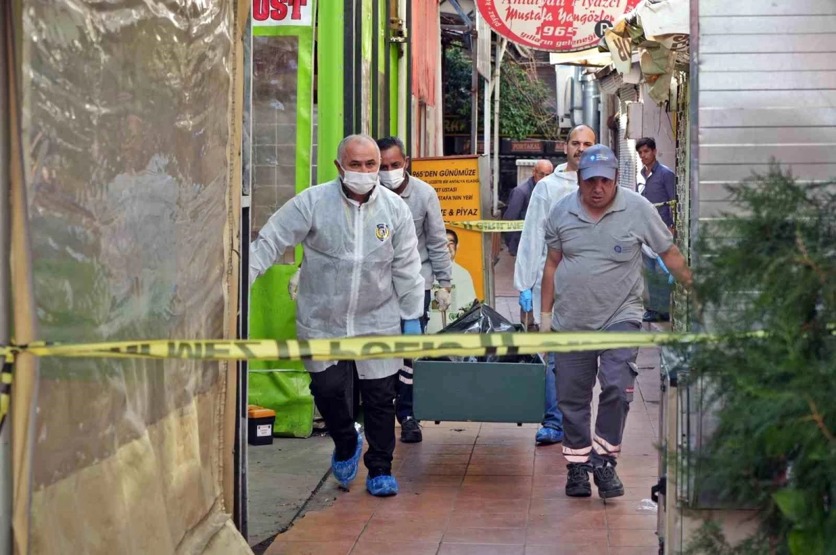 Antalya\'da evsiz adam iş merkezi önünde ölü bulundu