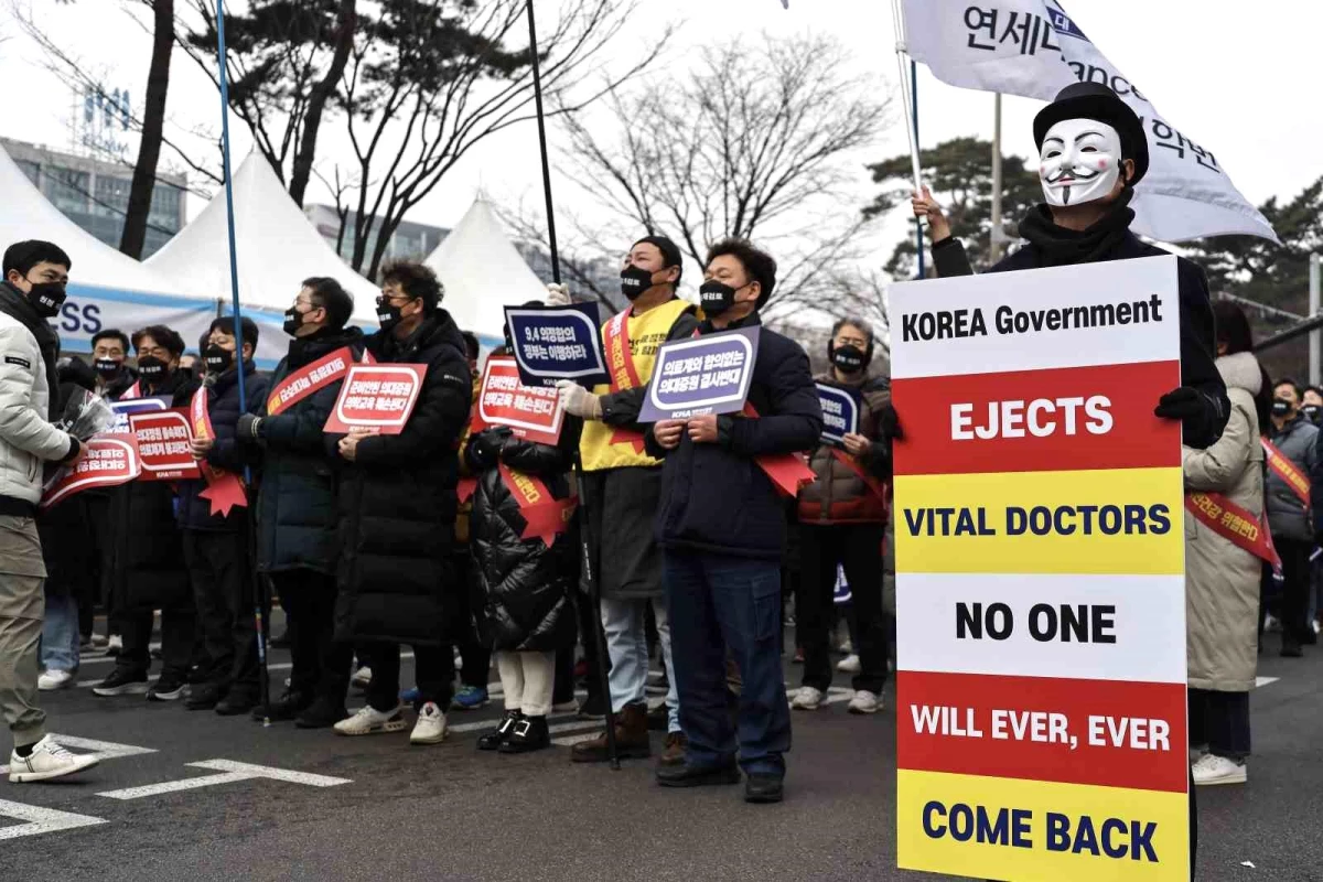 Güney Kore\'de sular durulmuyor! İşe dönme emrine karşı gelen 7 bin stajyer doktorun lisansı askıya alınıyor