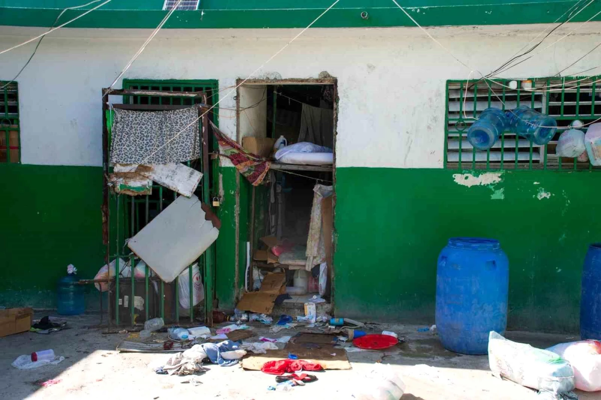 Haiti\'de Çetelerin Baskınında 12 Kişi Hayatını Kaybetti, 4 Bin Mahkum Firar Etti