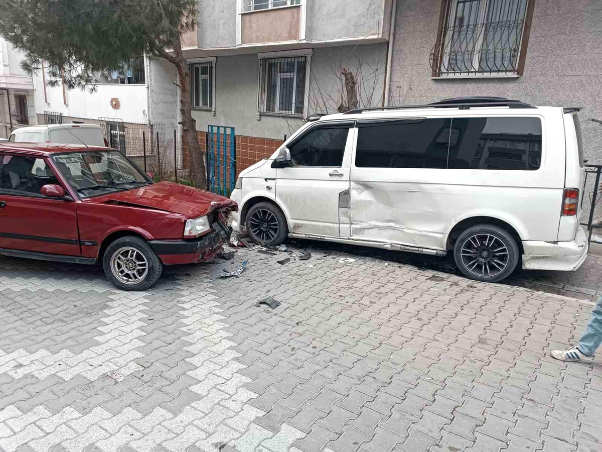 Esenyurt\'ta Sürücü Kaza Yaptıktan Sonra Kaçtı