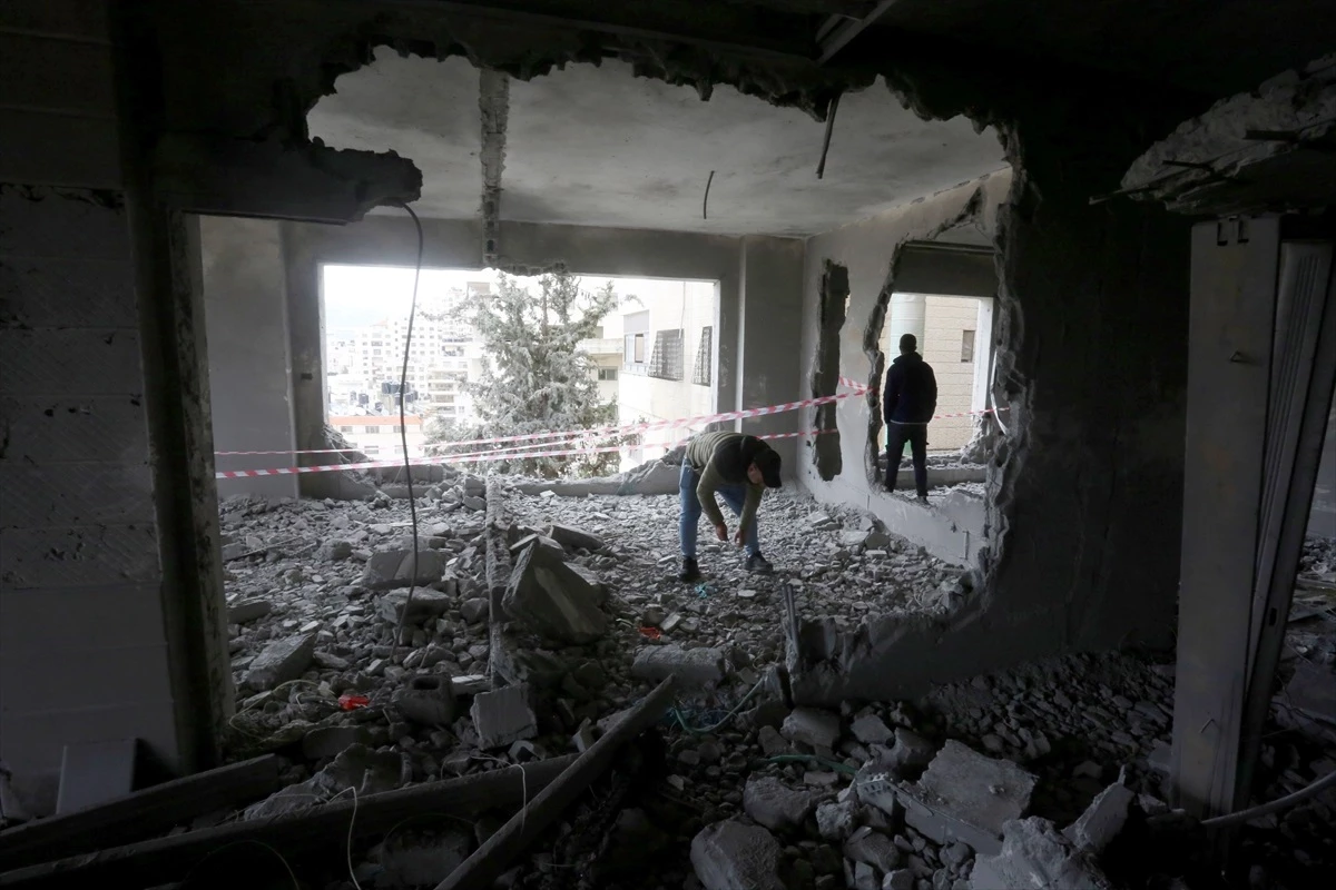 İsrail, Batı Şeria\'da baskınlar düzenleyerek evleri yıktı ve Filistinlileri gözaltına aldı