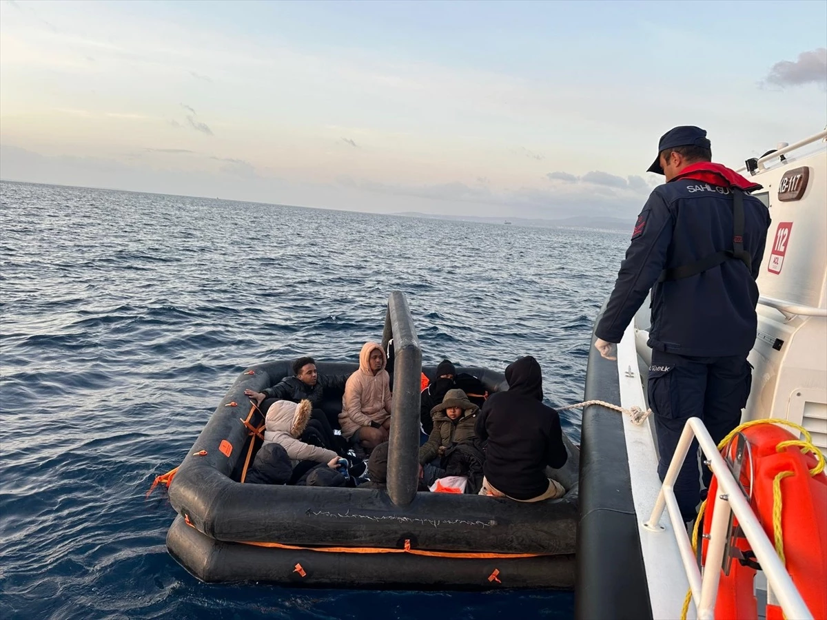 İzmir açıklarında Yunanistan unsurlarınca Türk kara sularına itilen 13\'ü çocuk 50 düzensiz göçmen karaya çıkartıldı