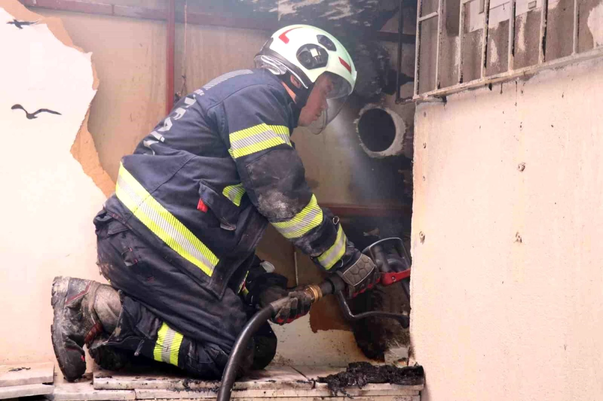 Denizli\'de bir kafenin bahçesinde çıkan yangın çevredeki işyerlerini duman bastırdı