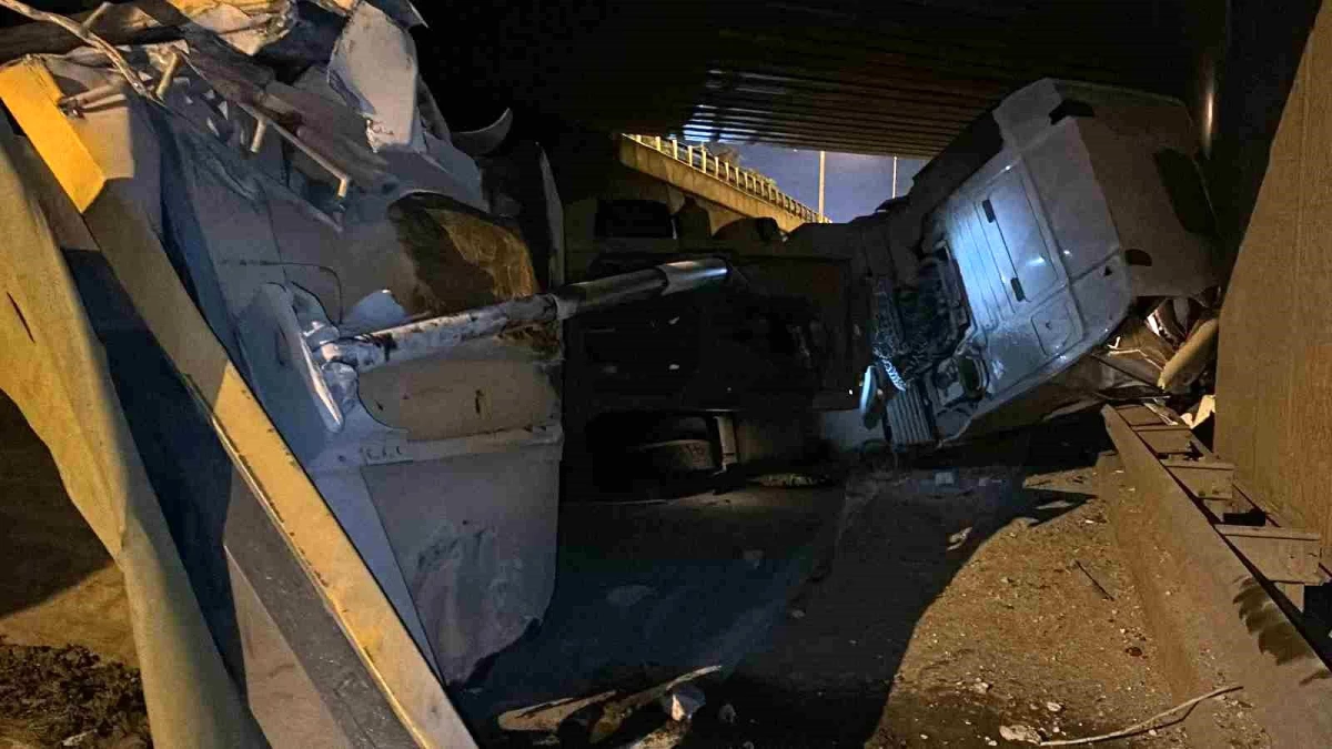 Kağıthane\'de hafriyat kamyonu kaza yaptı, yolcu yaralandı