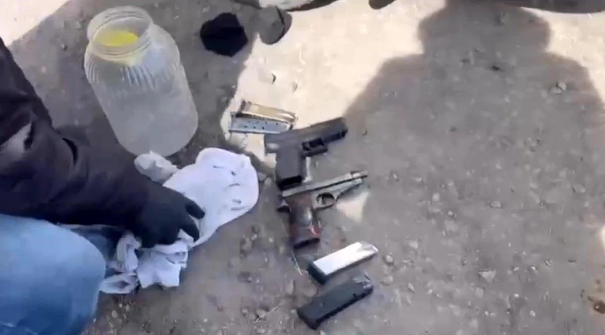 Kars\'ta Silah Tüccarlarına Operasyon: Çok Sayıda Silah Ele Geçirildi