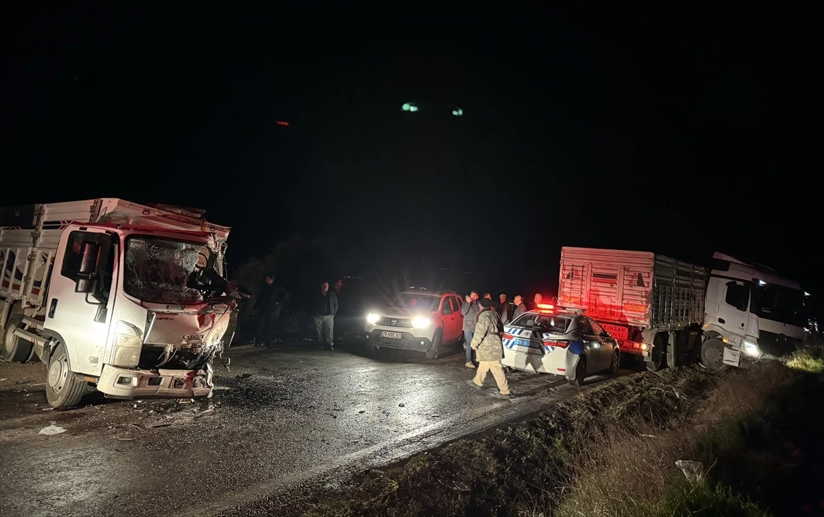Kilis\'te tırla kamyonetin çarpışması sonucu 3 kişi yaralandı