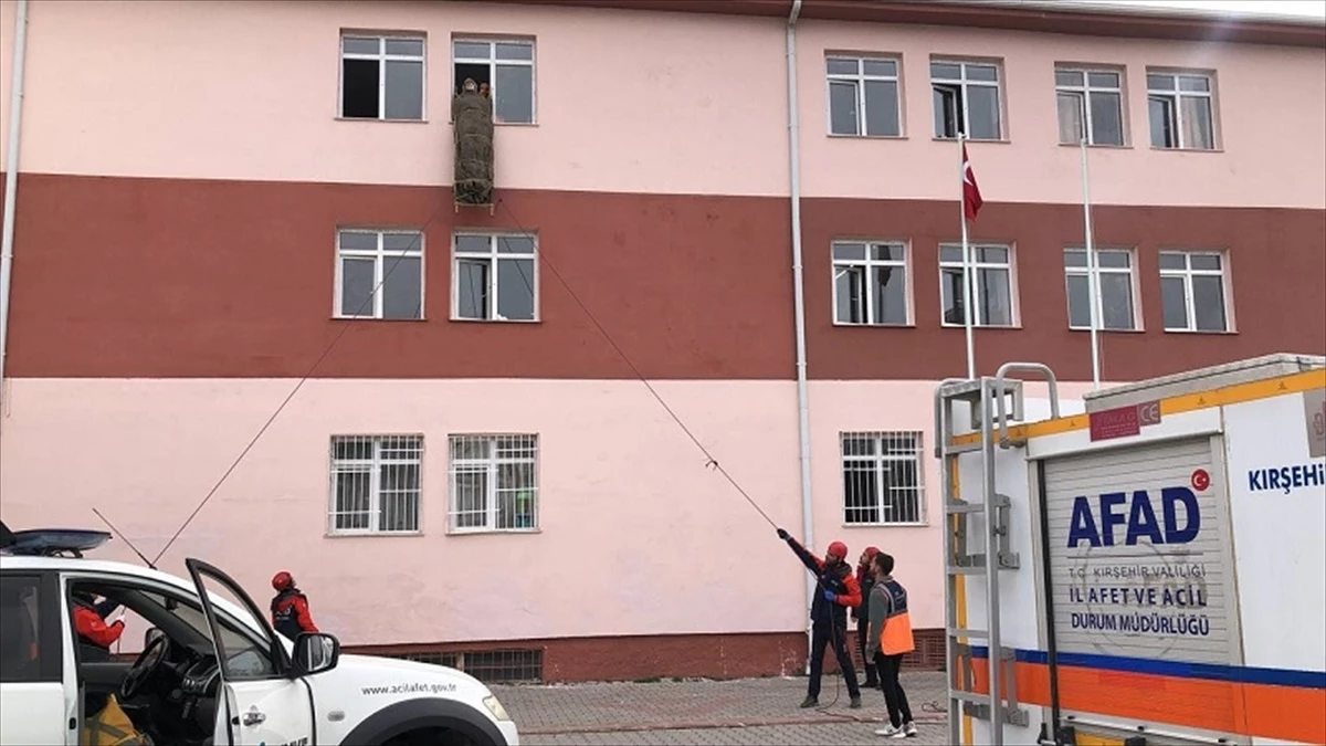 Kırşehir AFAD İl Müdürlüğü Deprem Haftası kapsamında okulda tatbikat düzenledi