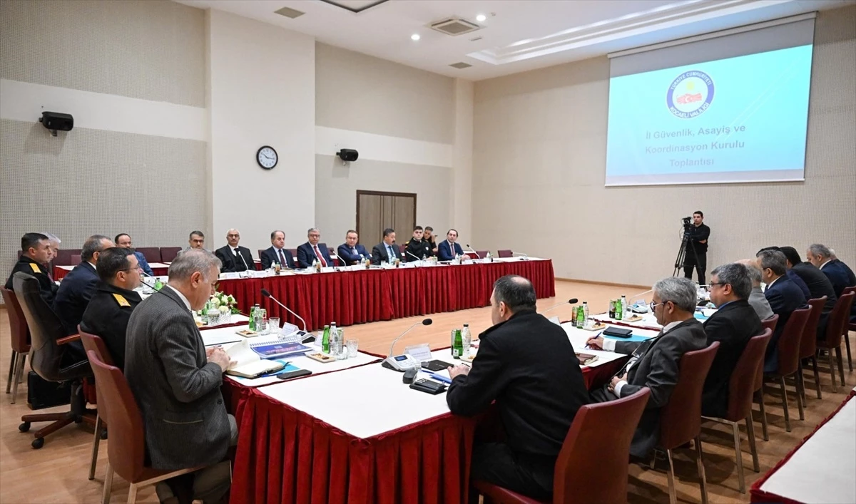 Kocaeli Valisi Seddar Yavuz Başkanlığında İl Güvenlik ve Asayiş Koordinasyon Toplantısı Gerçekleştirildi