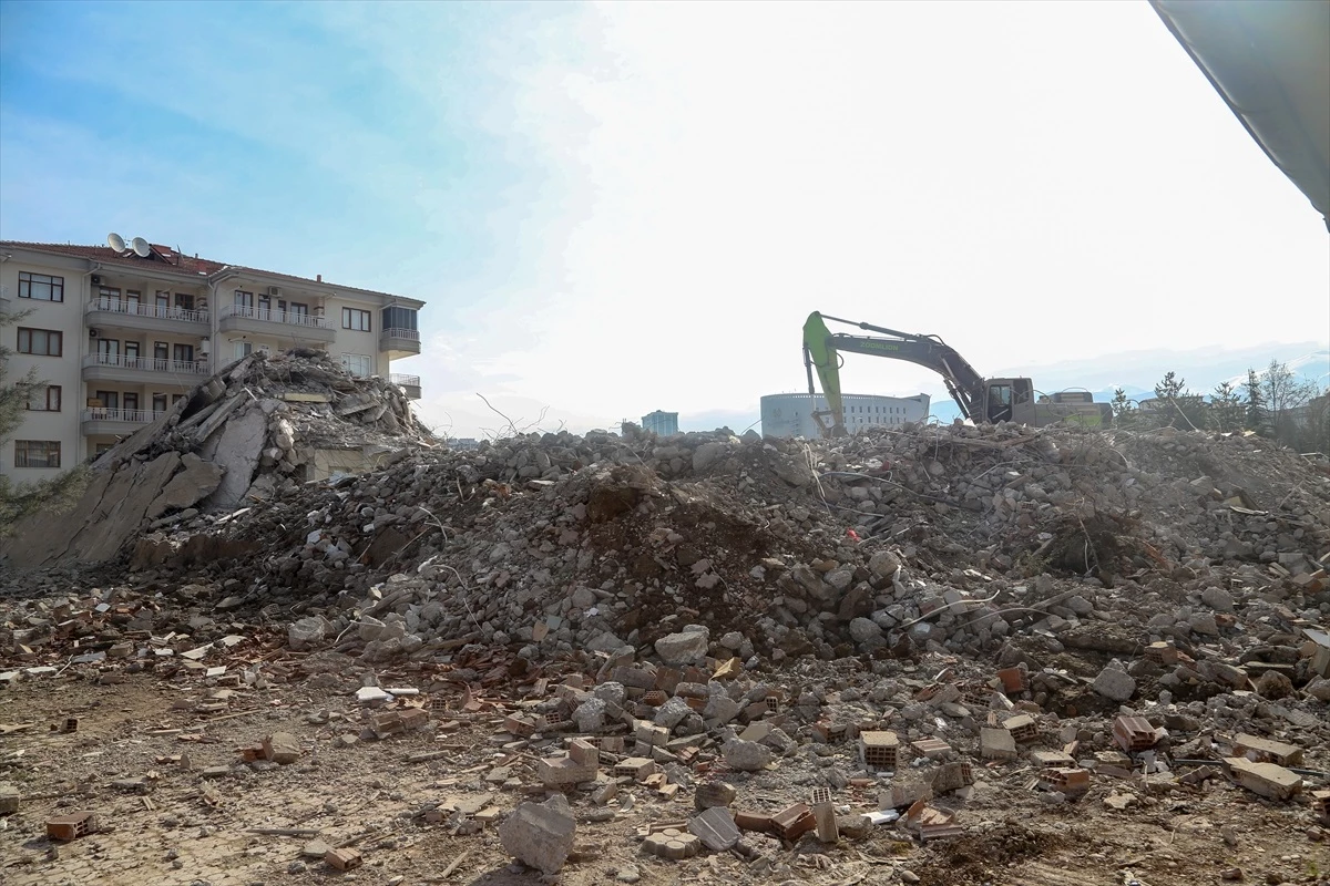 Malatya\'da deprem sonrası enkaz kaldırma çalışmaları sürüyor