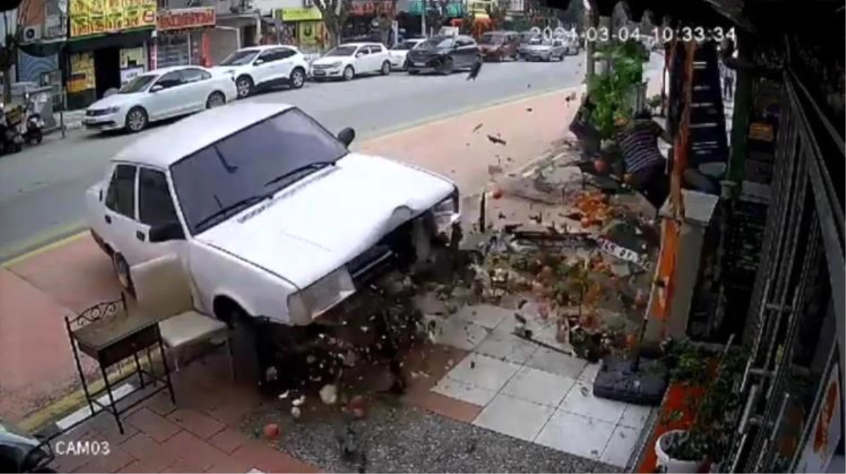 Manav Dükkanının Önünde Kontrolden Çıkan Otomobil Kazası