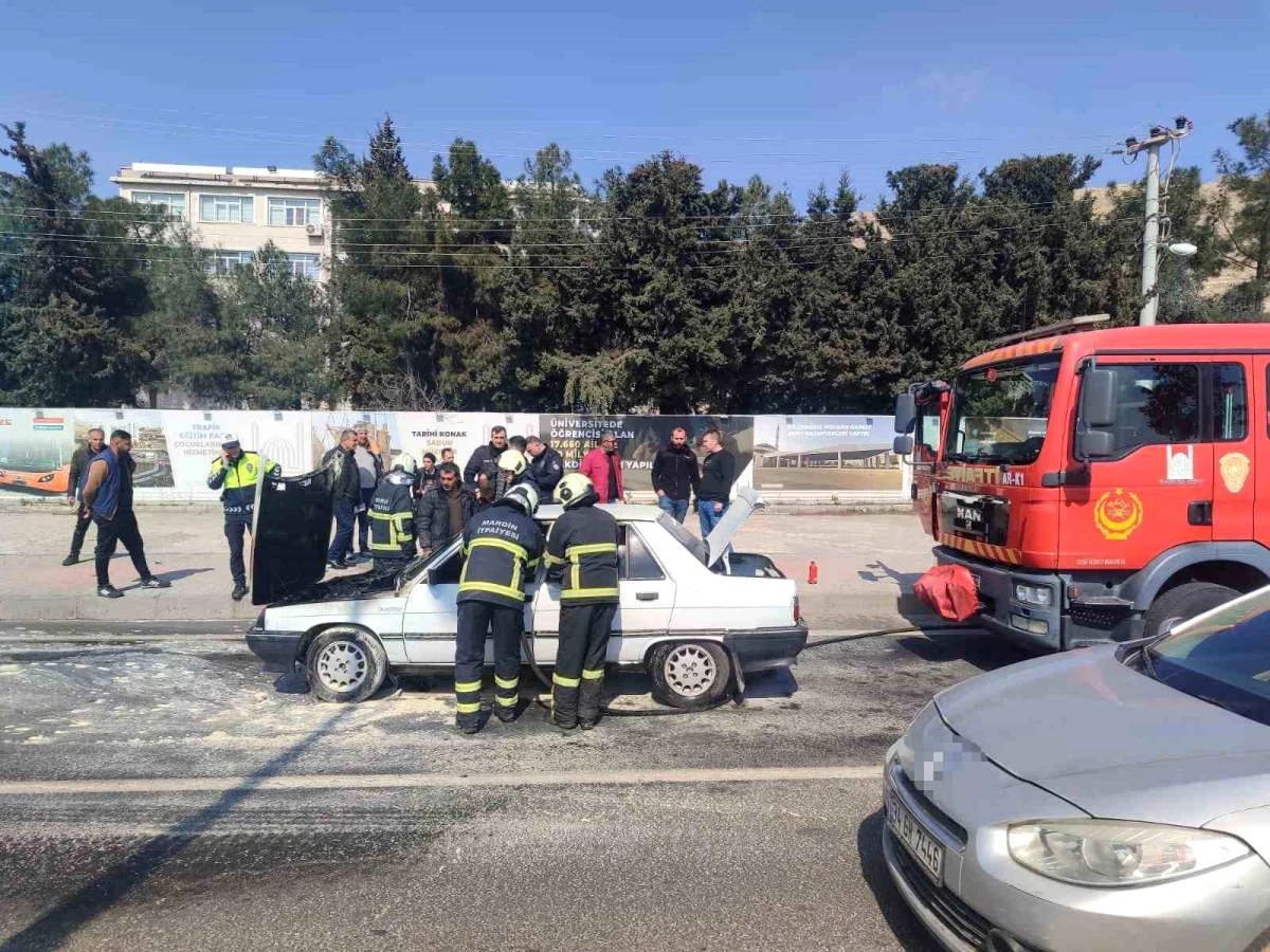 Mardin\'de seyir halindeki otomobil yandı