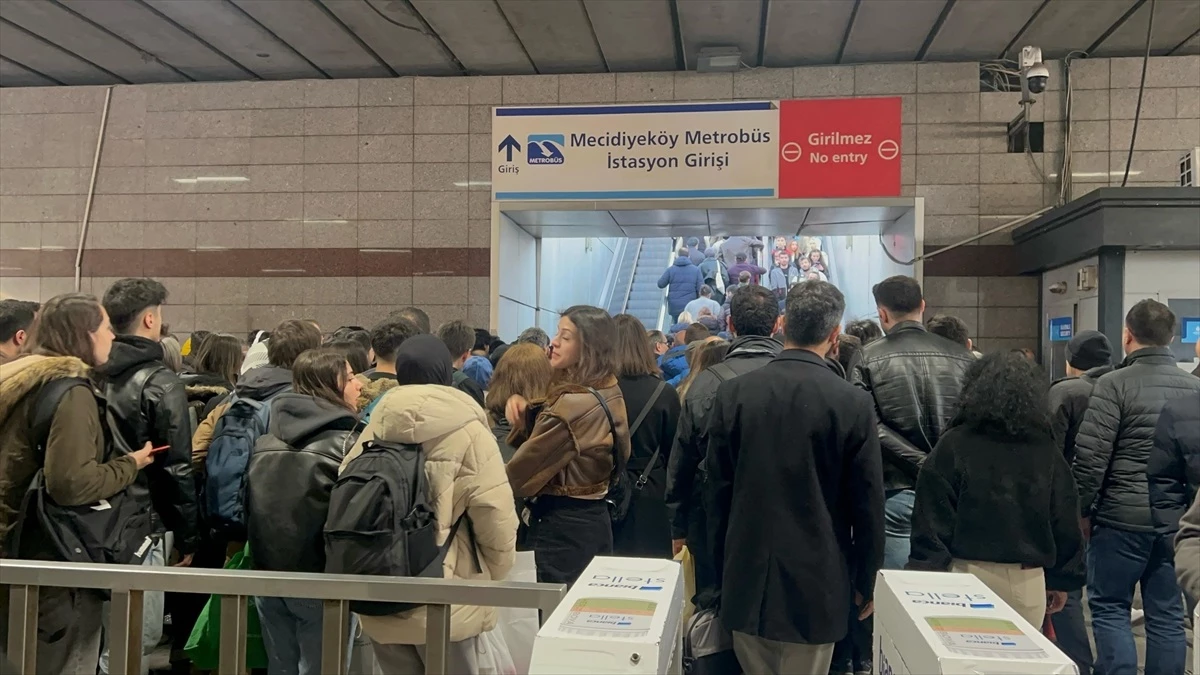 Mecidiyeköy Metrobüs Durağında Yürüyen Merdiven Kazası: 3 Yaralı