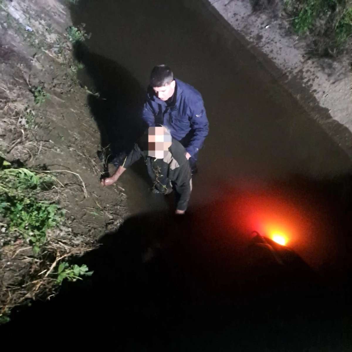 Aydın\'da motosikleti ile sulama kanalına düşen şahıs jandarma tarafından kurtarıldı