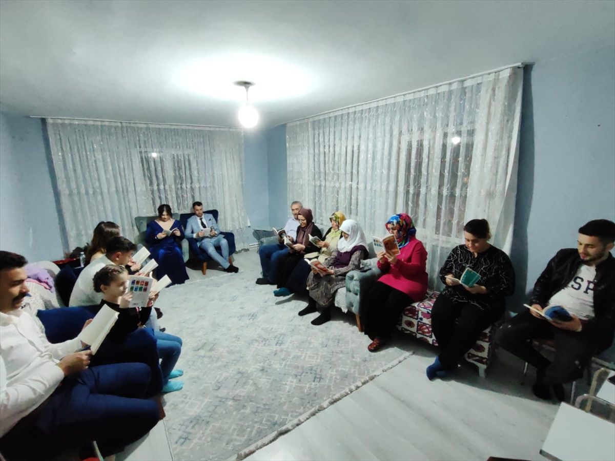 Uşak\'ta kız isteme merasimi sonrası aile bireyleri kitap okudu